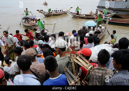 Einheimische eingabe Fähren im Irrawaddy Fluss auf dem Weg nach Dallah in Yangon, Myanmar, Birma Stockfoto