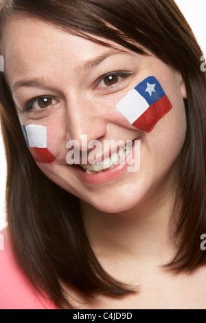 Junge weibliche Sportfan mit chilenische Flagge auf Gesicht gemalt Stockfoto