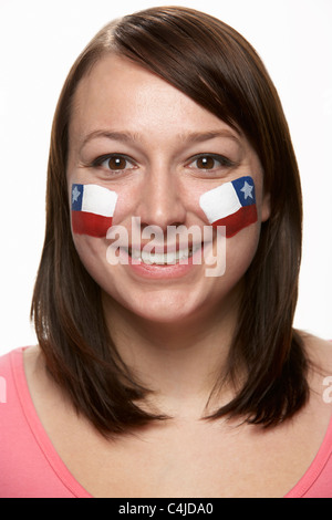 Junge weibliche Sportfan mit chilenische Flagge auf Gesicht gemalt Stockfoto