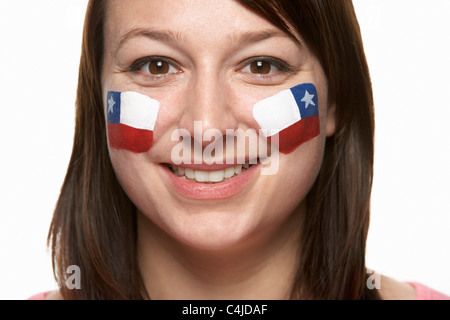 Junge weibliche Sportfan mit chilenische Flagge auf Gesicht gemalt Stockfoto