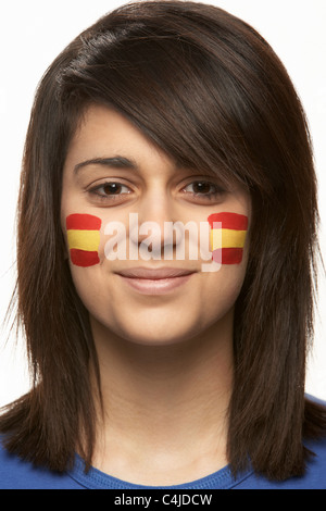 Junge weibliche Sportfan mit spanischen Flagge auf Gesicht gemalt Stockfoto