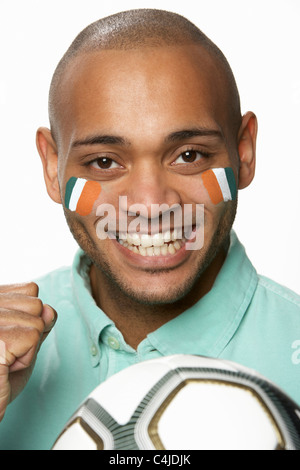 Junge männliche Fußball-Fan mit Côte d ' Ivoire Flagge auf Gesicht gemalt Stockfoto