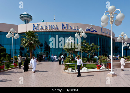 Shopper in der Marina Mall in Abu Dhabi, Vereinigte Arabische Emirate. Stockfoto