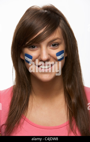 Junge weibliche Sportfan mit Honduras Flagge auf Gesicht gemalt Stockfoto