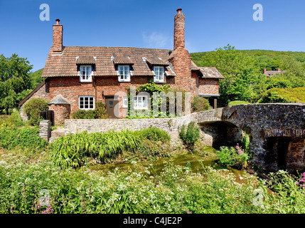 Lastesel Brücke und Ferienhaus am Allerford in der Nähe von Porlock in Somerset, England Stockfoto