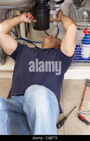 Klempner Arbeiten an der Spüle In der Küche Stockfoto