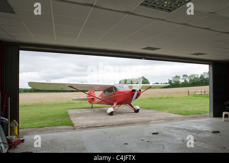 Aeronca Sedan Red Light Aircraft Flugzeug Hanger Stockfoto