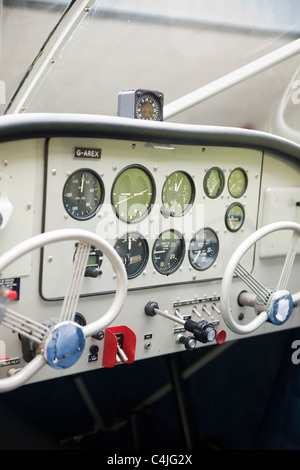 Aeronca Sedan Red Light Aircraft Flugzeug Cockpit Stockfoto