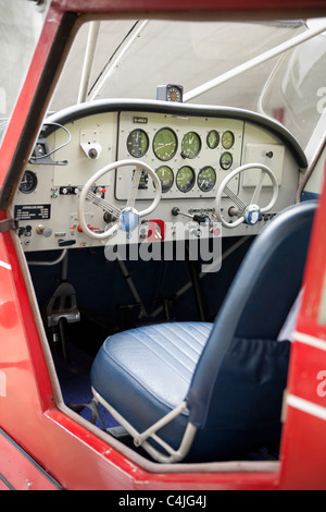 Aeronca Sedan Red Light Aircraft Flugzeug Cockpit Stockfoto