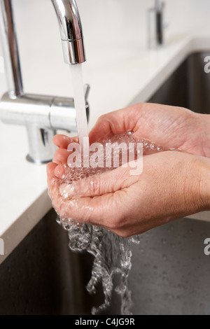 Nahaufnahme von Frau Händewaschen bei Küchenspüle Stockfoto