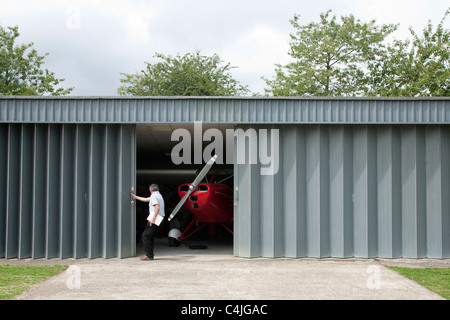 Aeronca Sedan Red Light Aircraft Flugzeug Hanger Stockfoto