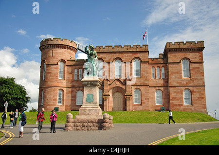Inverness Castle und Flora Macdonald Statue, Castle Hill, Inverness, Highland, Schottland, Vereinigtes Königreich Stockfoto