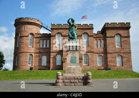 Inverness Castle und Flora Macdonald Statue, Castle Hill, Inverness, Highland, Schottland, Vereinigtes Königreich Stockfoto
