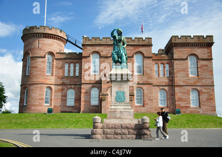 Inverness Castle und Flora Macdonald Statue, Castle Hill, Inverness, Highland, Schottland, Vereinigtes Königreich Stockfoto