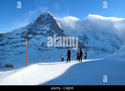 Skifahrer, Ski fahren in Richtung Eiger-Nordwand in der Nähe von Wengen, Schweiz Stockfoto