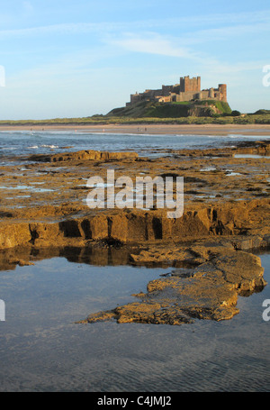 Felsenbad bei Ebbe mit Bamburgh Castle an der Küste bei Bamburgh in Northumberland, England Stockfoto