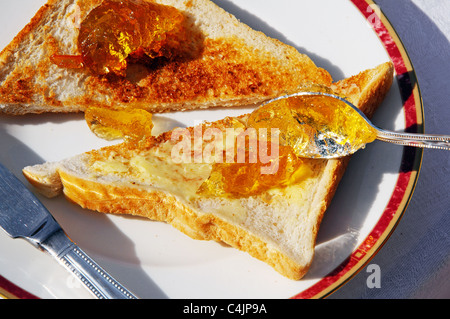 Weiße geröstetes Brot mit Butter und Marmelade auf einem Teller Wedgwood, Westeuropa. Stockfoto