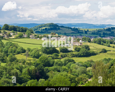 Blick über Woodchester und englischen Cotswolds Hügellandschaft in der Nähe von Stroud, Gloucestershire, mit Malvern Hills in der Ferne.