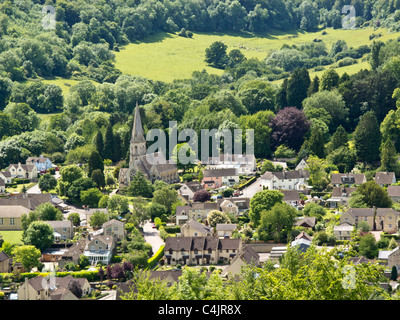 Blick hinunter auf Woodchester Kirche und Dorf in der Nähe von Stroud, Gloucestershire, einem hübschen Dorf in den Cotswolds Stockfoto