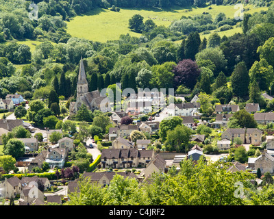 Blick hinunter auf Woodchester Kirche und Dorf in der Nähe von Stroud, Gloucestershire, einem hübschen Dorf in den Cotswolds Stockfoto