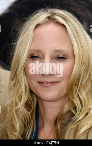 ANNE HECHE Mr Poppers Pinguine LOS ANGELES PREMIERE HOLLYWOOD LOS ANGELES Kalifornien USA 12. Juni 2011 Stockfoto