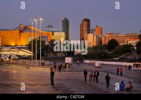 Skyline Potsdamer Platz Platz in der Abenddämmerung, Philharmonie Kammermusiksaal, Sony Center, DB-Tower, Hyatt Hotel, Berlin, Deutschland. Stockfoto