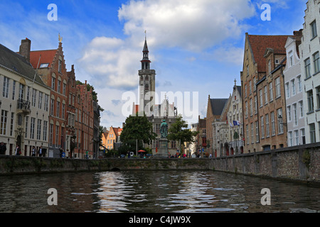 Jan Van Eyck-Platz mit der Poortersloge und die Statue von Jan Van Eyck. Blick aus dem Spieglerei-Kanal, Stockfoto