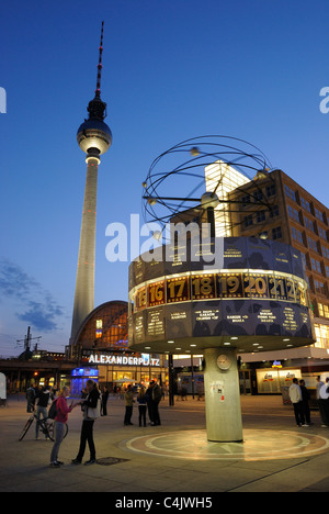 Alexanderplatz mit Weltzeituhr, Bahnhof Alexanderplatz und Fernsehturm am Dusk, Bezirk Mitte, Berlin, Deutschland, Europa Stockfoto