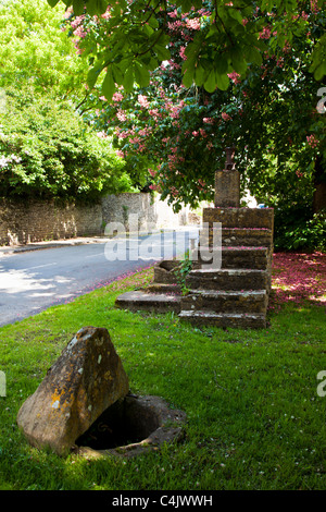 Ein Stein Montage Block in hübschen Cotswold Dorf Shilton, Oxfordshire, England, Großbritannien an einem sonnigen Tag im Frühling Stockfoto