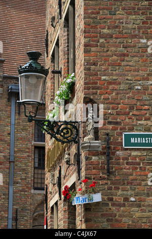 Ecke eines Hauses auf Maria Straat, Brügge, Belgien. Stockfoto