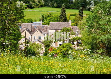 Häuser und Hütten in hübschen Cotswold Dorf Shilton, Oxfordshire, England, Großbritannien an einem sonnigen Tag im Frühling Stockfoto