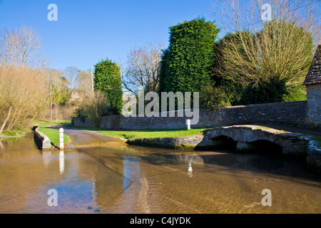 Ford in hübschen Cotswold Dorf Shilton, Oxfordshire, England, Großbritannien an einem sonnigen Tag im Frühjahr Stockfoto