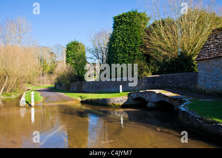 Ford in hübschen Cotswold Dorf Shilton, Oxfordshire, England, Großbritannien an einem sonnigen Tag im Frühjahr Stockfoto