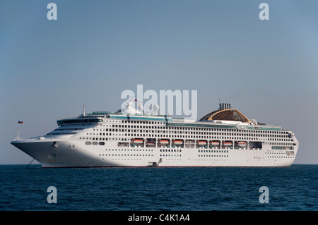 P & O Kreuzfahrtschiff vor "Oceana" neben der Insel von Cannes Anker, Frankreich. Stockfoto