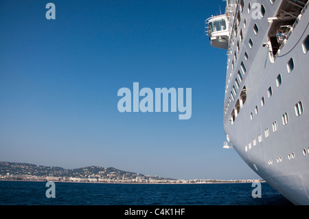 P & O Kreuzfahrtschiff vor "Oceana" neben der Insel von Cannes Anker, Frankreich. Stockfoto