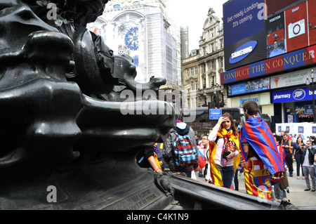 FC Barcelona Fußball-Fans am Piccadilly Circus, London, vor der europäischen Champions Clubs' Cup-Finale. Stockfoto