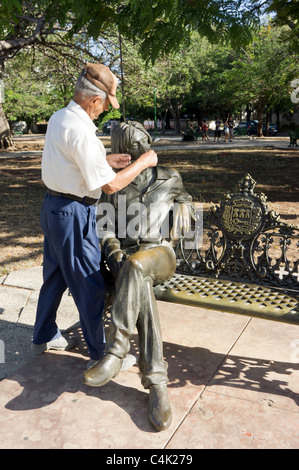 Park-Begleiter John Lennon-Statue, Havanna Kuba Brille aufsetzen. Er tut dies, wenn Touristen erscheinen, wenn links auf sie gestohlen werden Stockfoto