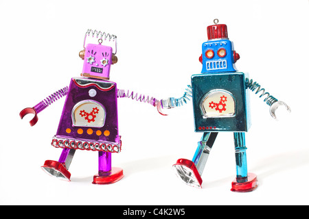 Spielzeugroboter Hand in Hand und Fuß als Paar. Stockfoto