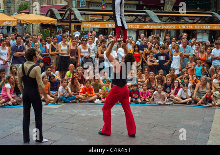 Avignon, Frankreich, jährliche Straßenfest, große Menschenmenge beobachten Street Performer am Stadtplatz Stockfoto