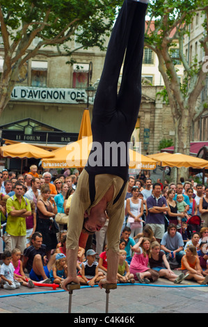 Avignon, Frankreich, jährliches Straßenfestival, große Menschenmassen, Zuschauer, die Straßenkünstler auf dem Stadtplatz beobachten, Akrobaten Stockfoto