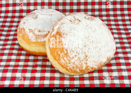 Donut, bestreut mit Zucker, isoliert auf Geschirrtuch Stockfoto