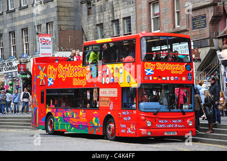 City Sightseeingbus, Royal Mile, Altstadt, Edinburgh, Lothian, Schottland, Vereinigtes Königreich Stockfoto