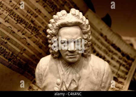 Ein Gipsabdruck von der berühmte deutsche Komponist, Organist, Cembalist und Bratscher Johann Sebastian Bach vor ein Liederbuch. Stockfoto