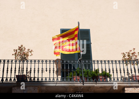 Katalanische Flagge auf einem Balkon in Spanien Stockfoto