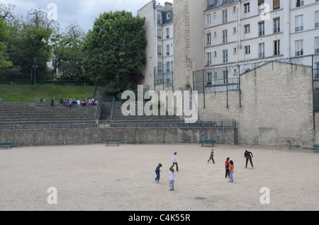 Kinder spielen in der Arenes de Lutece, ein römisches Amphitheater im Quartier Latin von Paris, Frankreich. Stockfoto