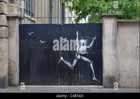 Ein Stück von Graffiti von Jérome Mesnager in die Rue Mouffetard, Paris Frankreich. Stockfoto