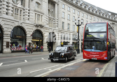 Schwarzes Taxi und roten Doppeldecker-Bus, Wahrzeichen von London Transport, in der Regent Street. Stockfoto