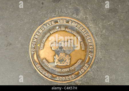 1992-Plakette gedenken die Sanierung der Regent Street, London. Stockfoto