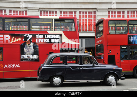 Roten Doppeldecker-Busse und Taxi auf Regent Street, London. Stockfoto