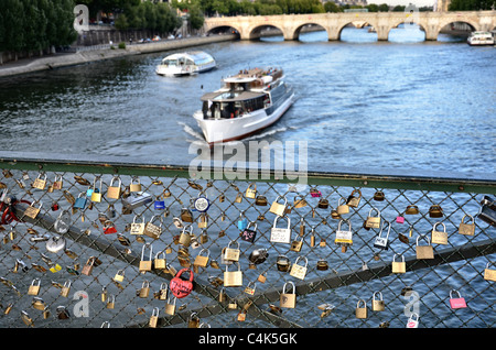 Liebesschlösser an der Pont des Arts angeschlossen, über den Fluss Seine in Paris, Frankreich Stockfoto